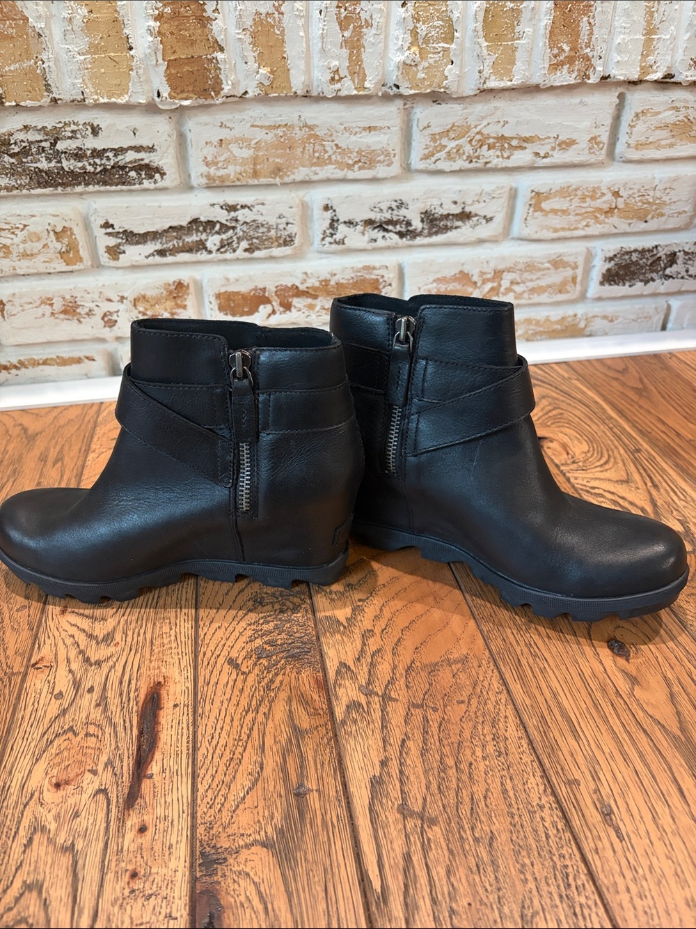 Sorel Joan of Artic Wedge II Black Leather Ankle Booties with Buckle Straps 8.5 - Picture 4 of 10